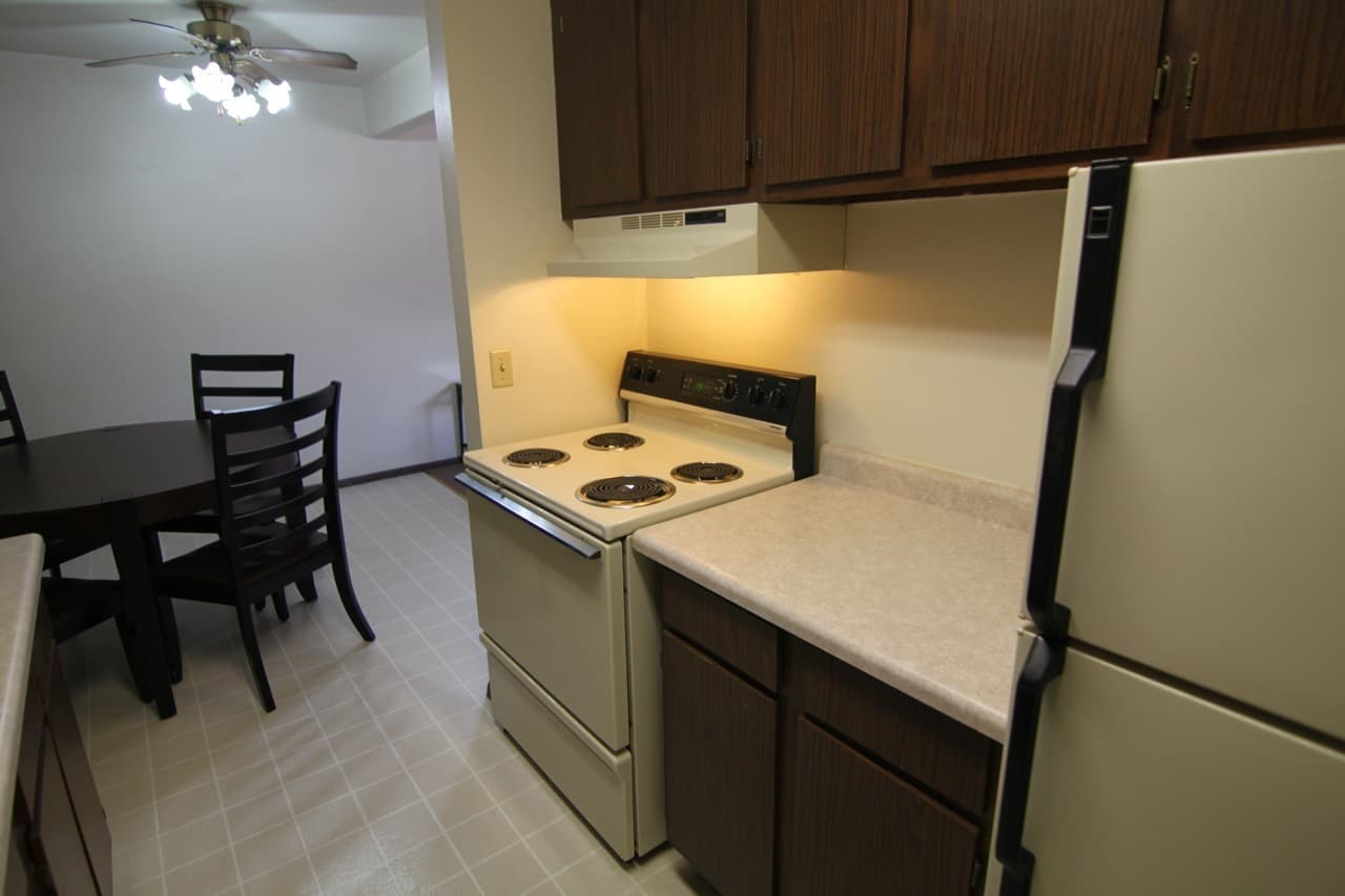 Marshfield Apartment: 701   795 W. 17th Street