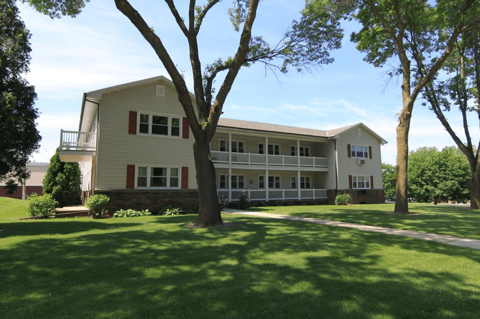 Allouez Apartment: 601 & 605 W. Briar Lane