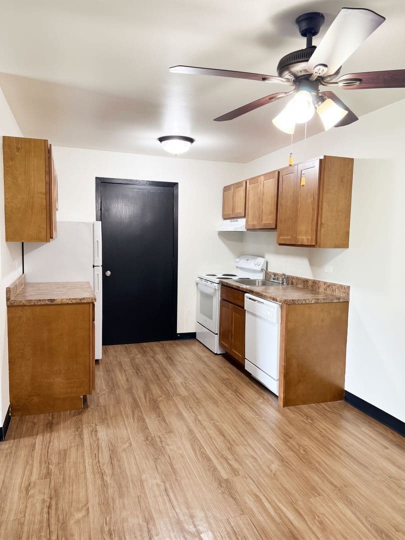 Twin Lakes Apartment: 1601 - 1761 Wilmot Avenue