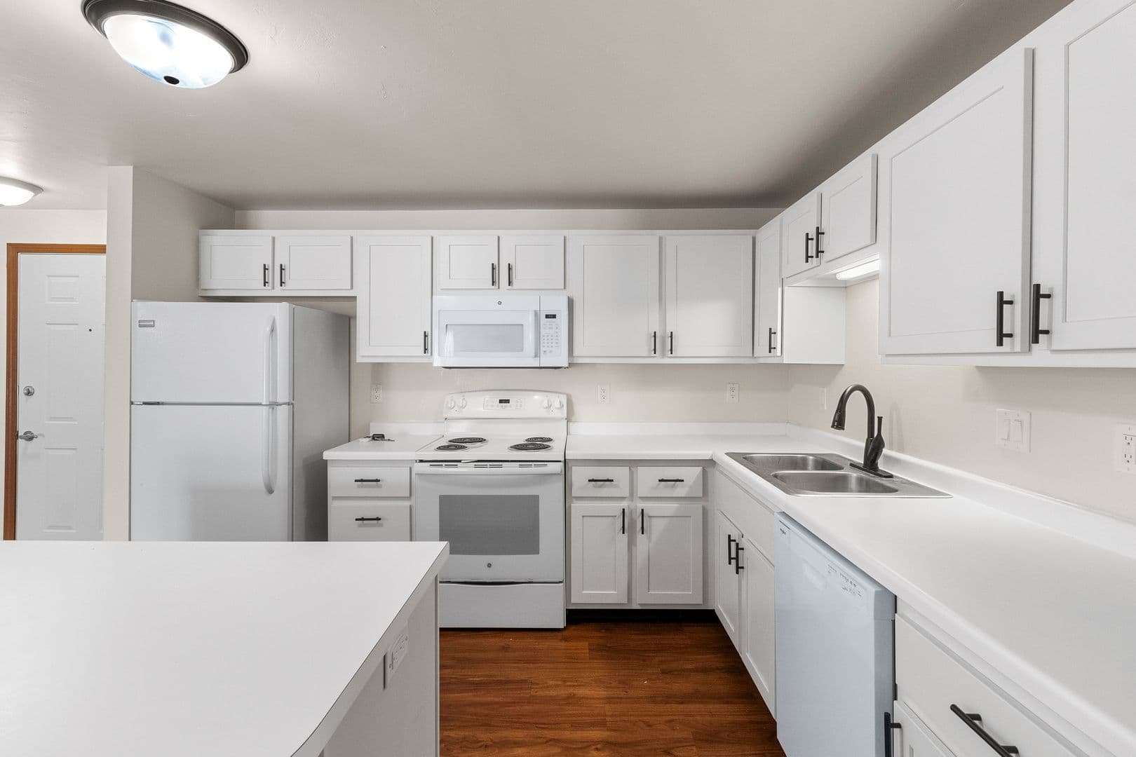 Green Bay Apartment: 1040, 1110, 1130 & 1140 Moraine Way