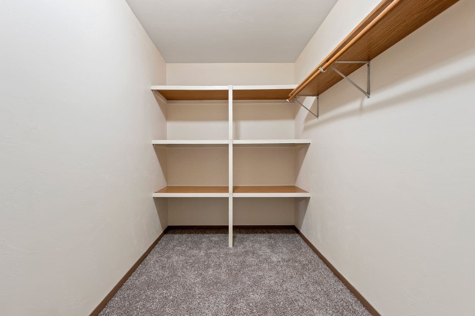 De Pere Apartment: 1258-1290 Scheuring Road