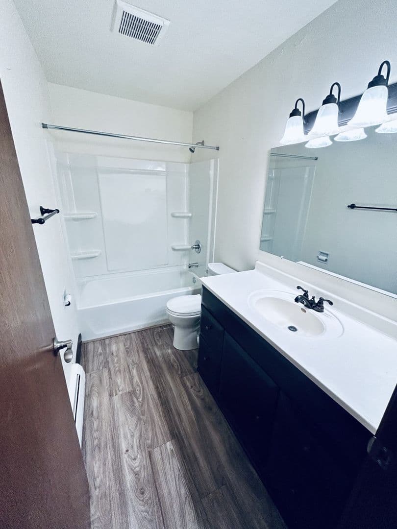 Allouez Apartment: 601 & 605 W. Briar Lane