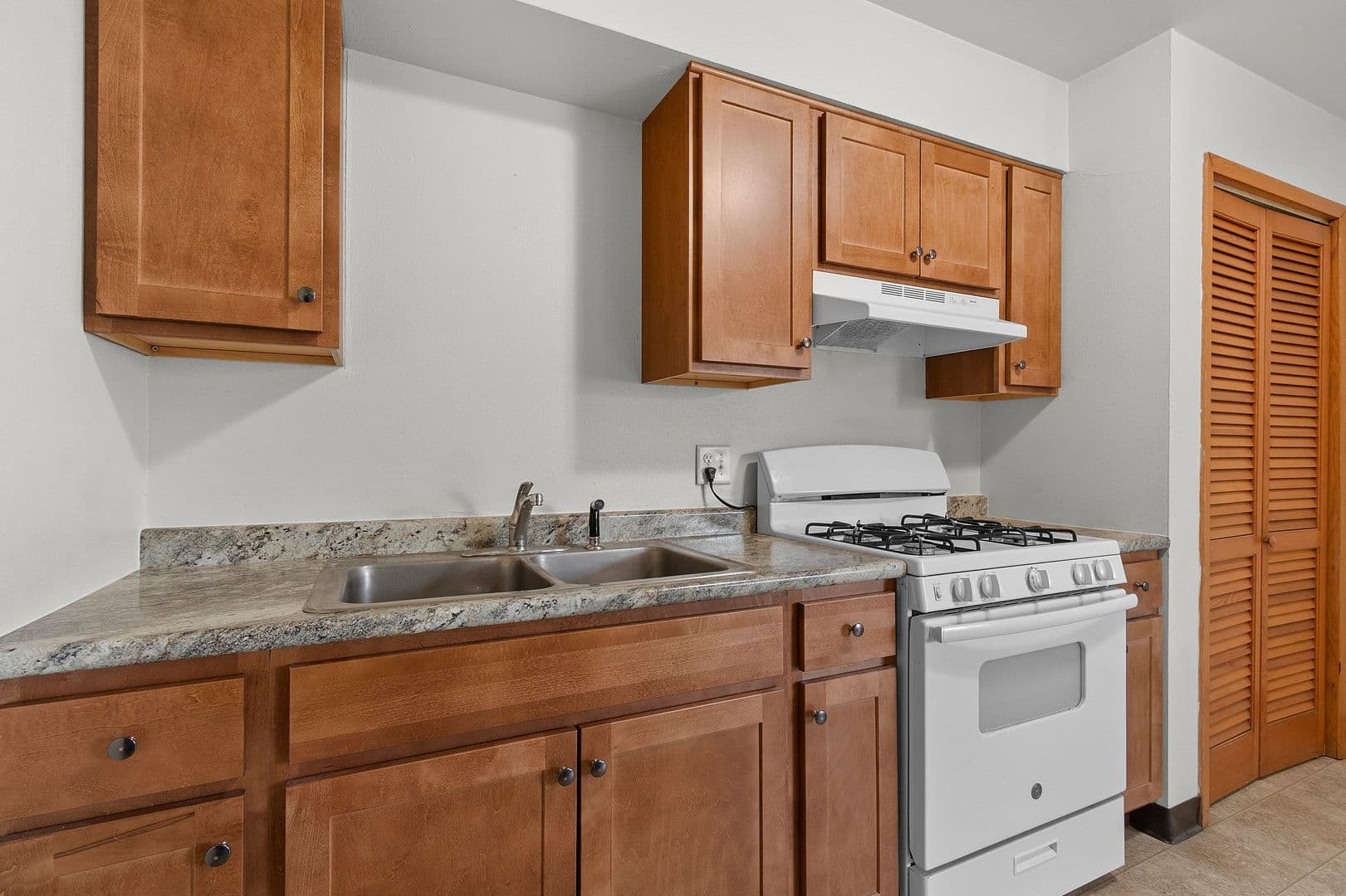 Marinette Apartment: 1129, 1130, 1145, 1205 & 1219 Cheri Blvd.