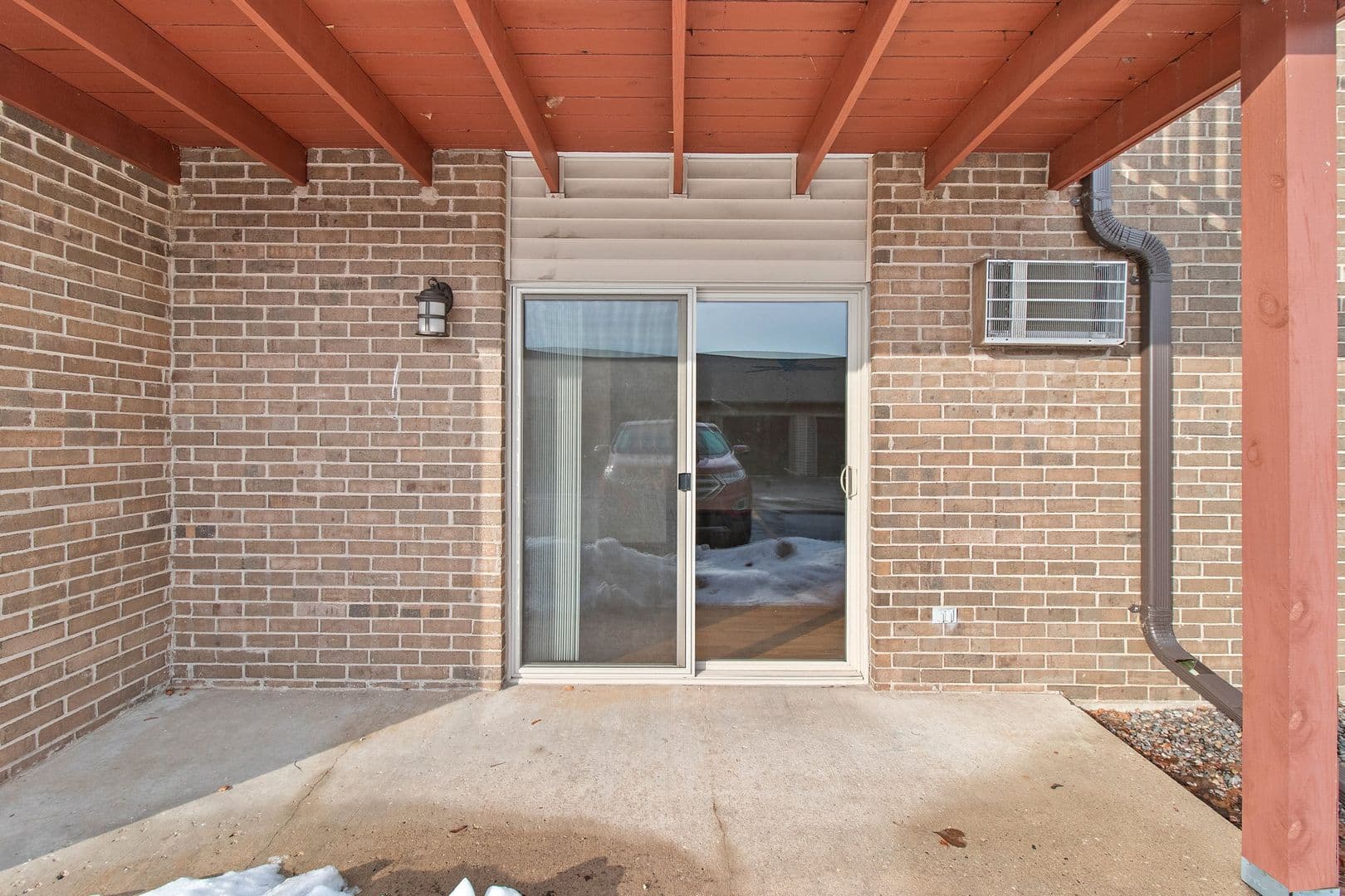 Green Bay Apartment: 1040, 1110, 1130 & 1140 Moraine Way