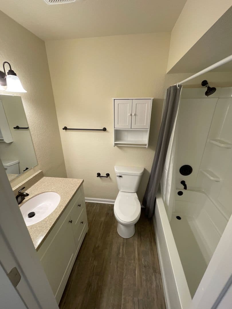 Marshfield Apartment: 701   795 W. 17th Street