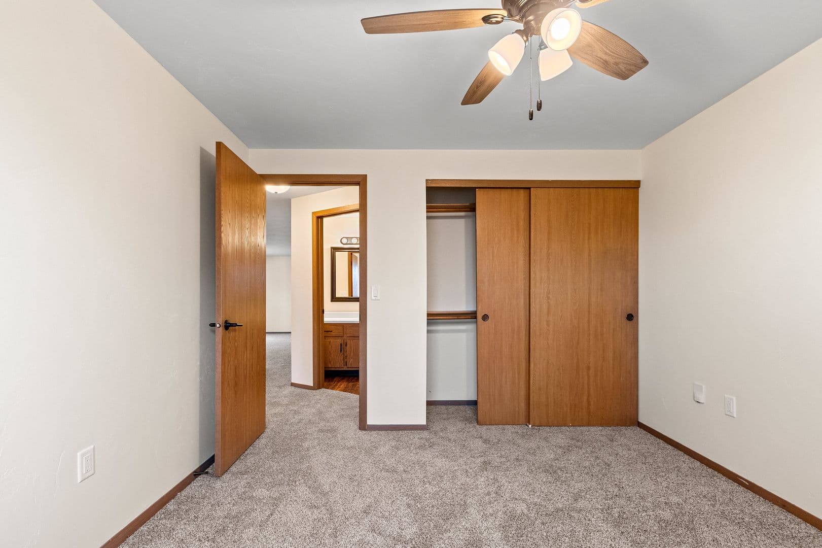 De Pere Apartment: 1258-1290 Scheuring Road