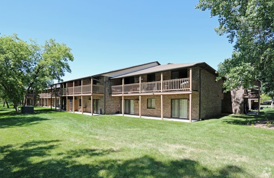 Green Bay Apartment: 1040, 1110, 1130 & 1140 Moraine Way
