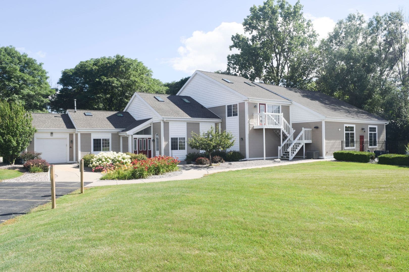 Green Bay Apartment: 2008 2108 Memorial Drive
