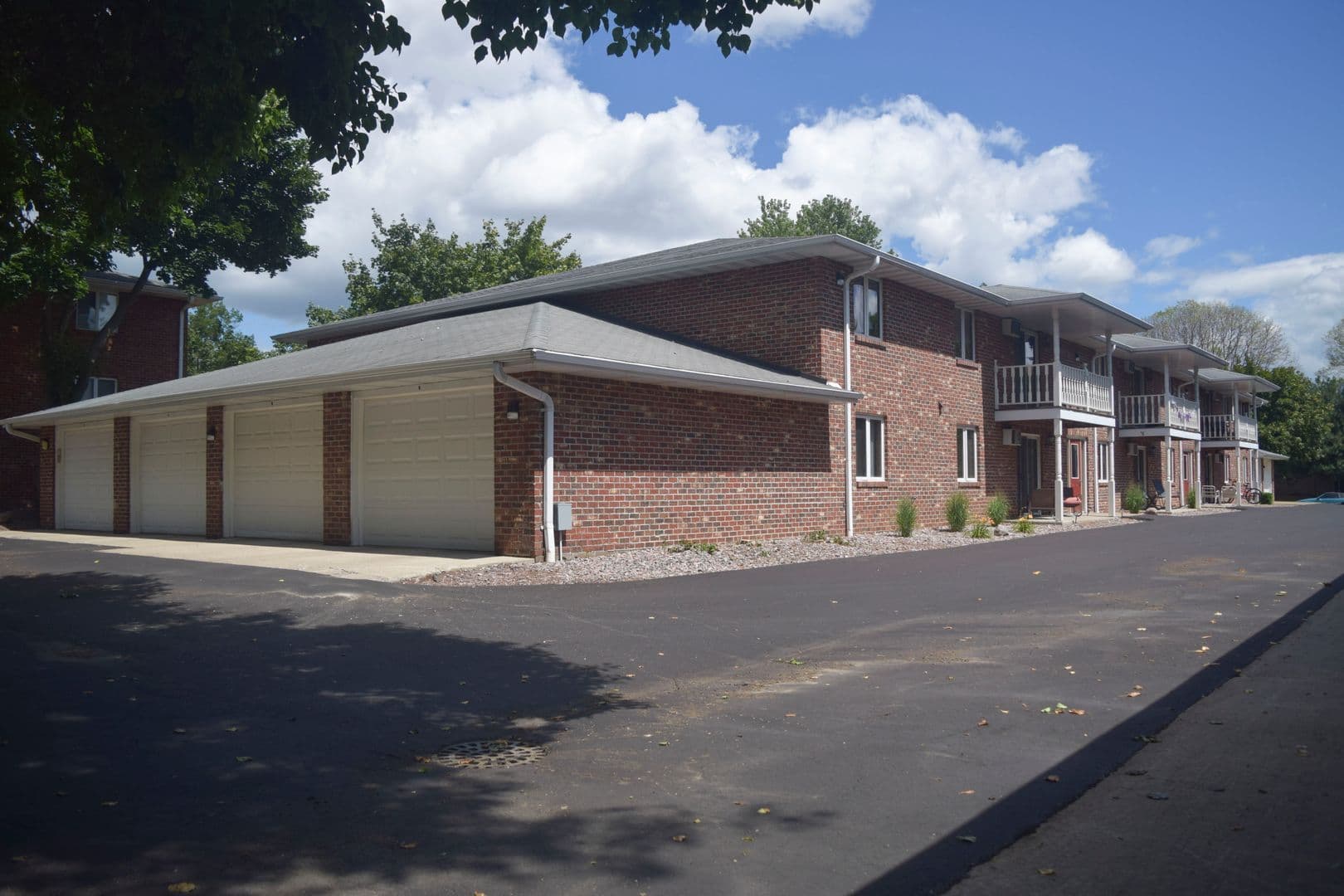 Green Bay Apartment: 1125 1131 1133 & 1135 Moraine Way