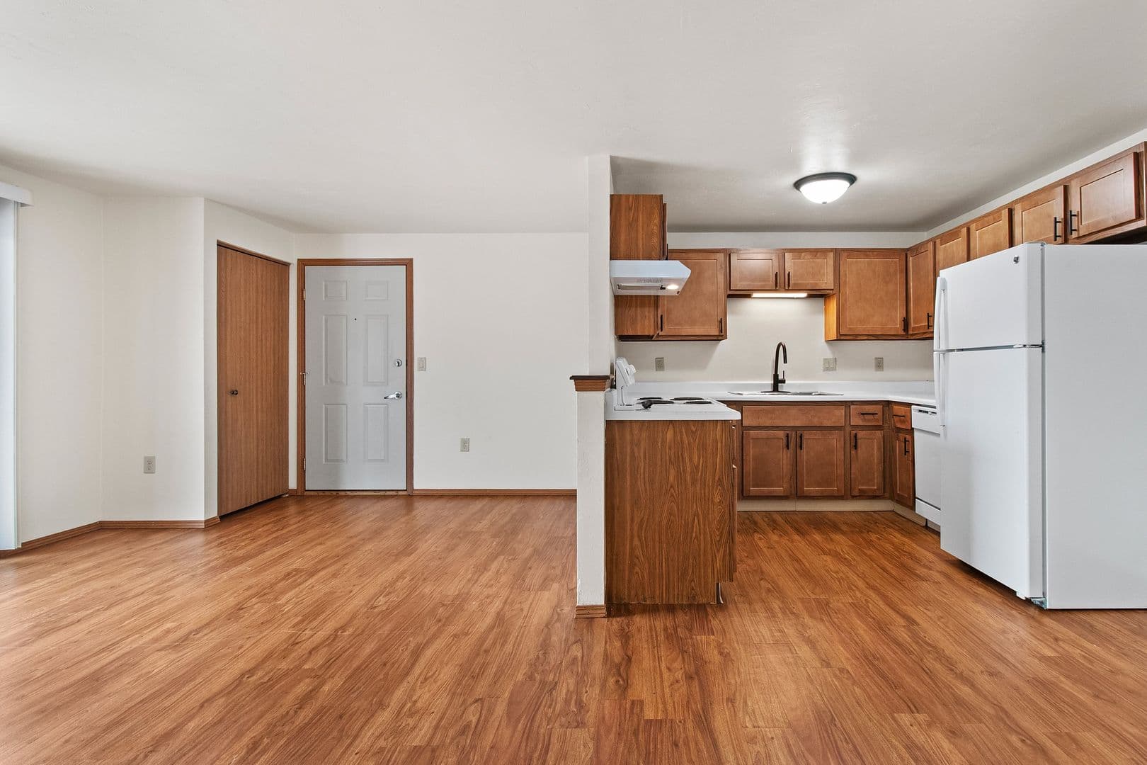 Green Bay Apartment: 1040, 1110, 1130 & 1140 Moraine Way