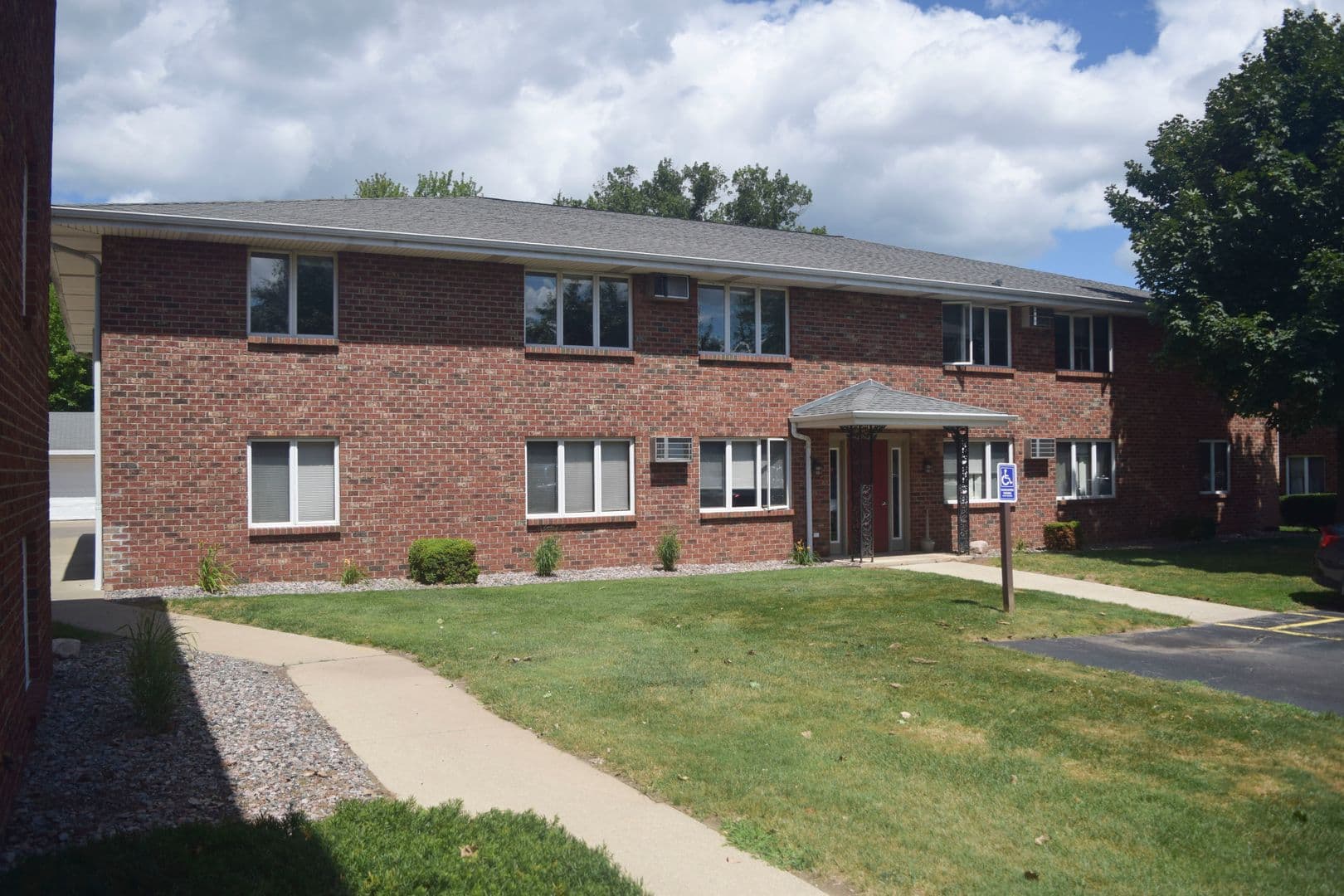 Green Bay Apartment: 1125 1131 1133 & 1135 Moraine Way
