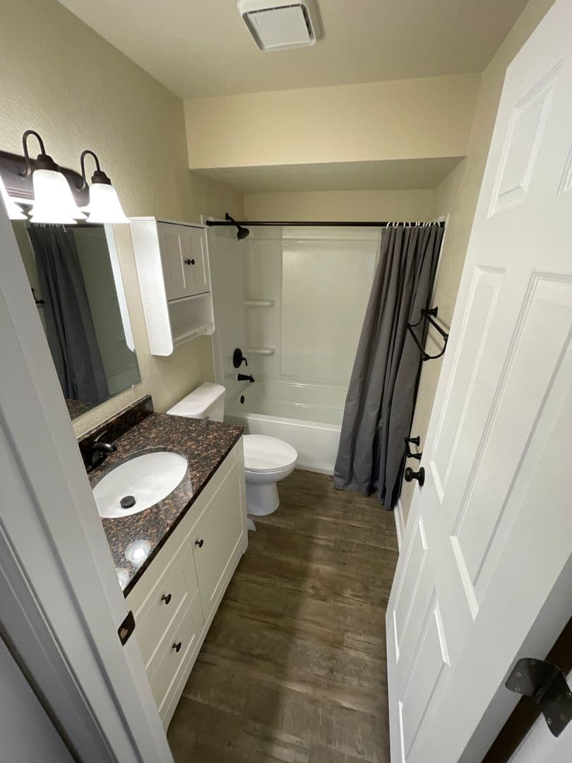 Marshfield Apartment: 1501   1521 S. Locust Avenue