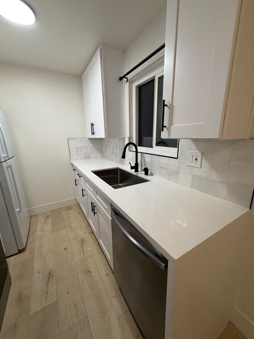 Redondo Beach Apartment: 18216 Kingsdale Ave