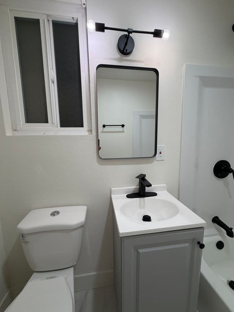 Redondo Beach Apartment: 18216 Kingsdale Ave