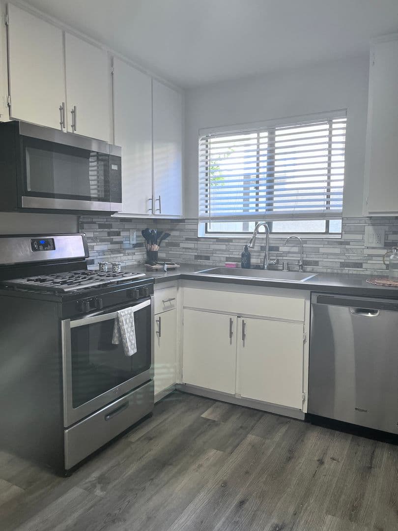 Sunland Apartment: 8608 Foothill Blvd