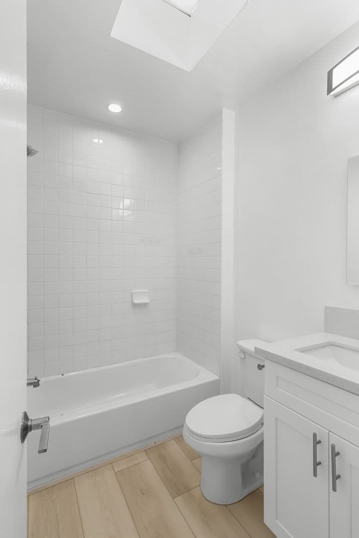 Los Angeles Apartment: 11711 Goshen Ave.