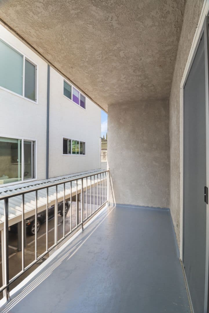 Santa Monica Apartment: 1143 -10th St