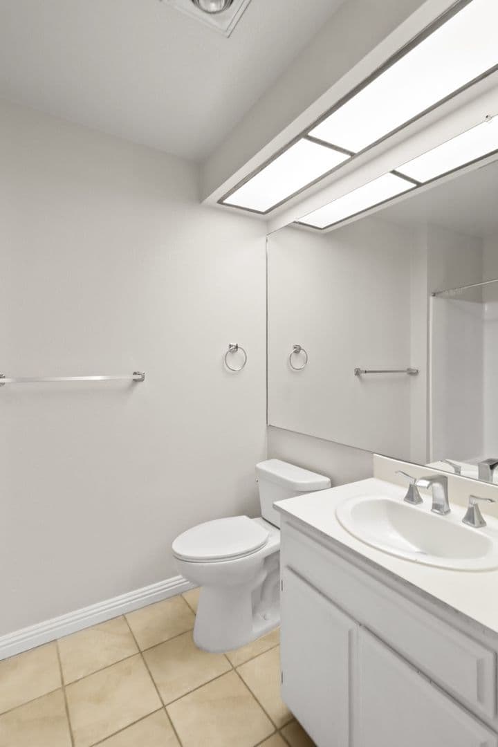 Los Angeles Apartment: 10727 - 31 Lawler St