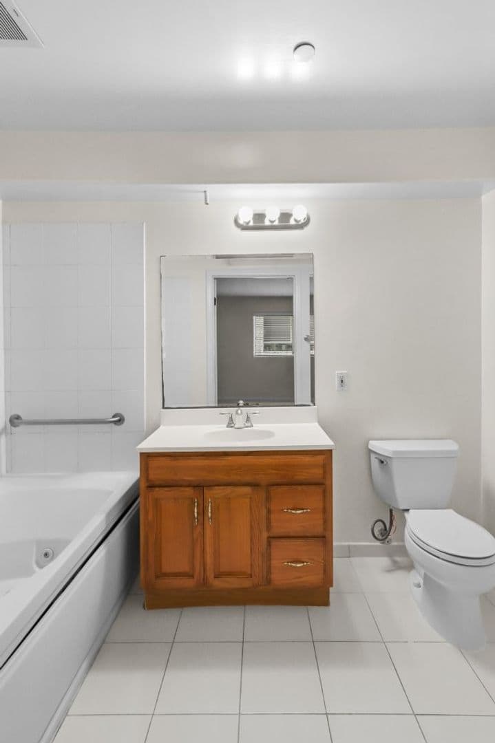 Los Angeles Apartment: 4262 Lindblade Dr