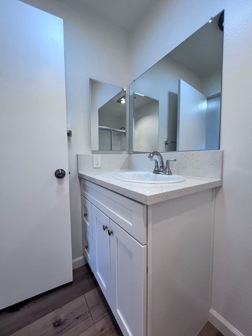 Sunland Apartment: 8608 Foothill Blvd