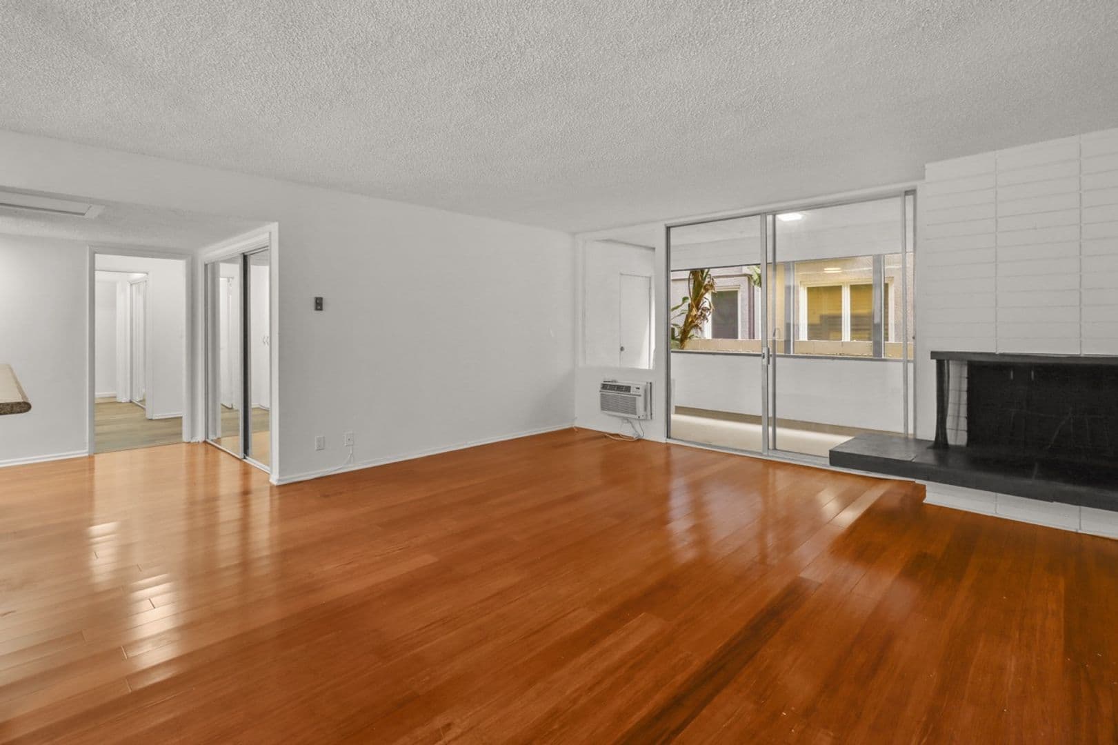Los Angeles Apartment: 11946 Montana Ave