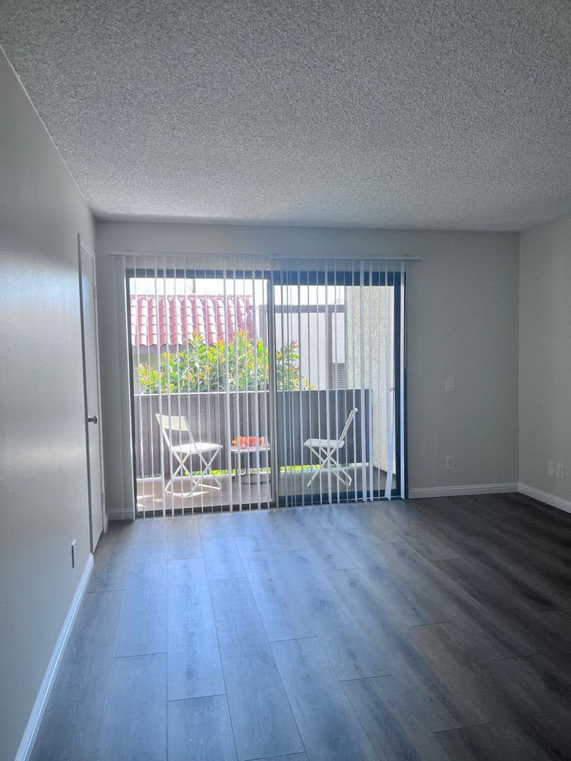Sunland Apartment: 8608 Foothill Blvd