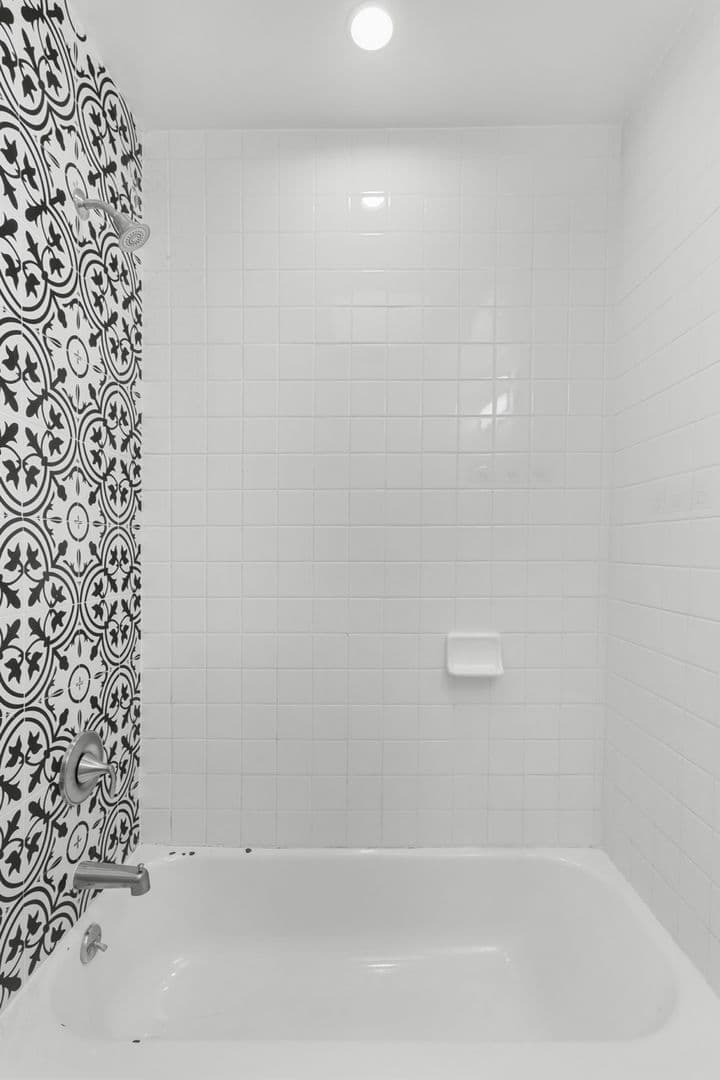 Los Angeles Apartment: 11711 Goshen Ave.