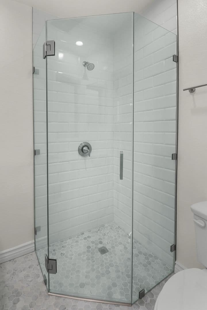 Los Angeles Apartment: 11711 Goshen Ave.