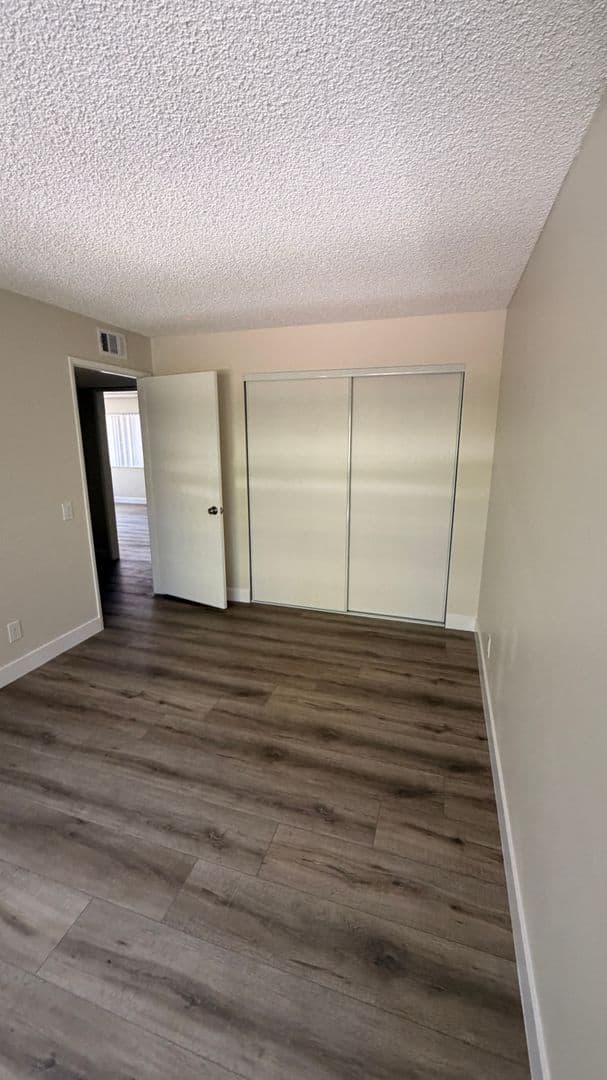 Sunland Apartment: 8608 Foothill Blvd