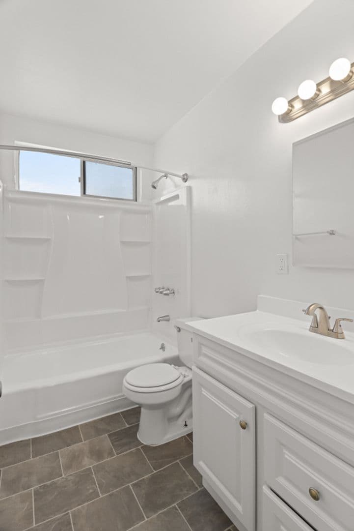 Santa Monica Apartment: 1143 -10th St
