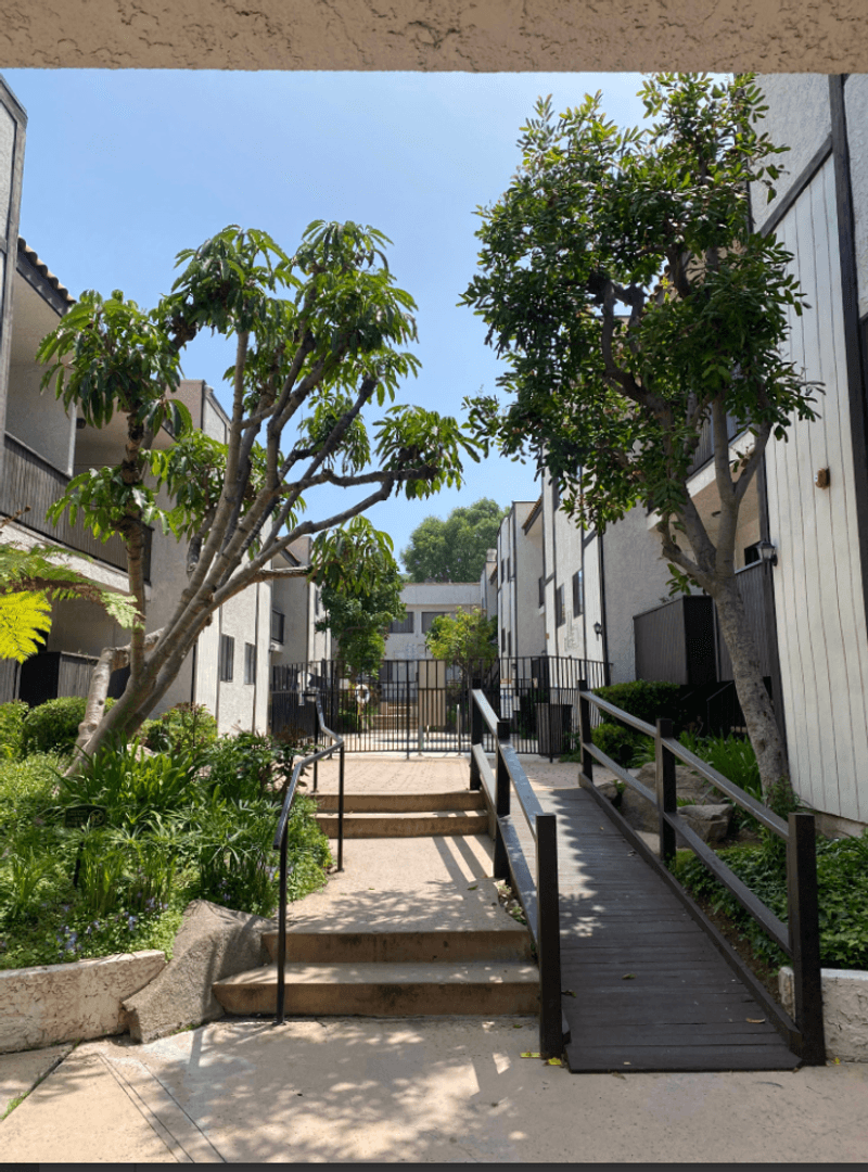 Sunland Apartment: 8608 Foothill Blvd