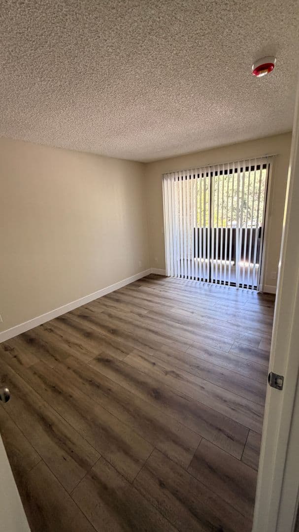 Sunland Apartment: 8608 Foothill Blvd