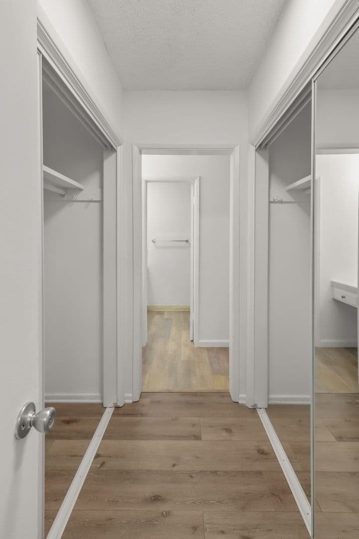 Los Angeles Apartment: 11946 Montana Ave