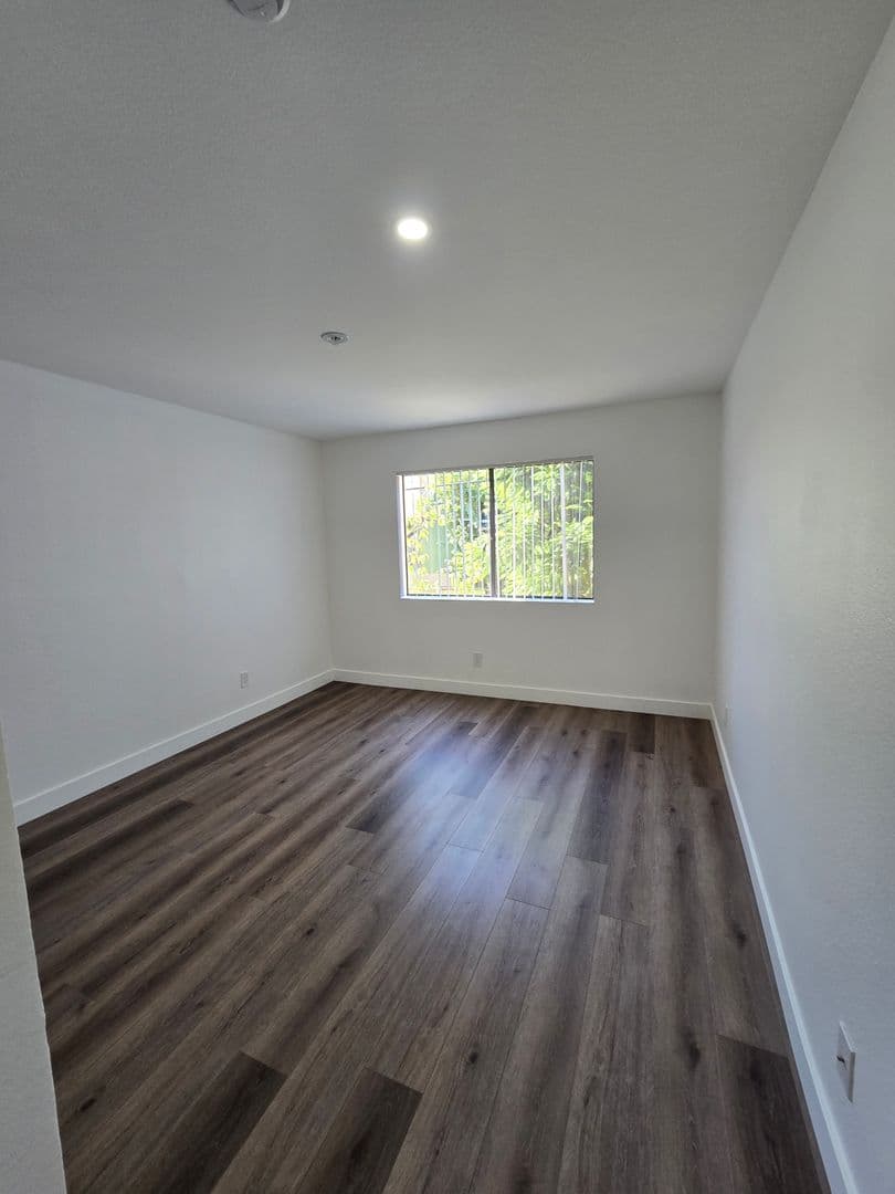 Panorama City Apartment: 9429 Van Nuys Blvd