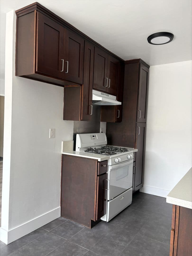 Los Angeles Apartment: 2401 Ocean View Avenue