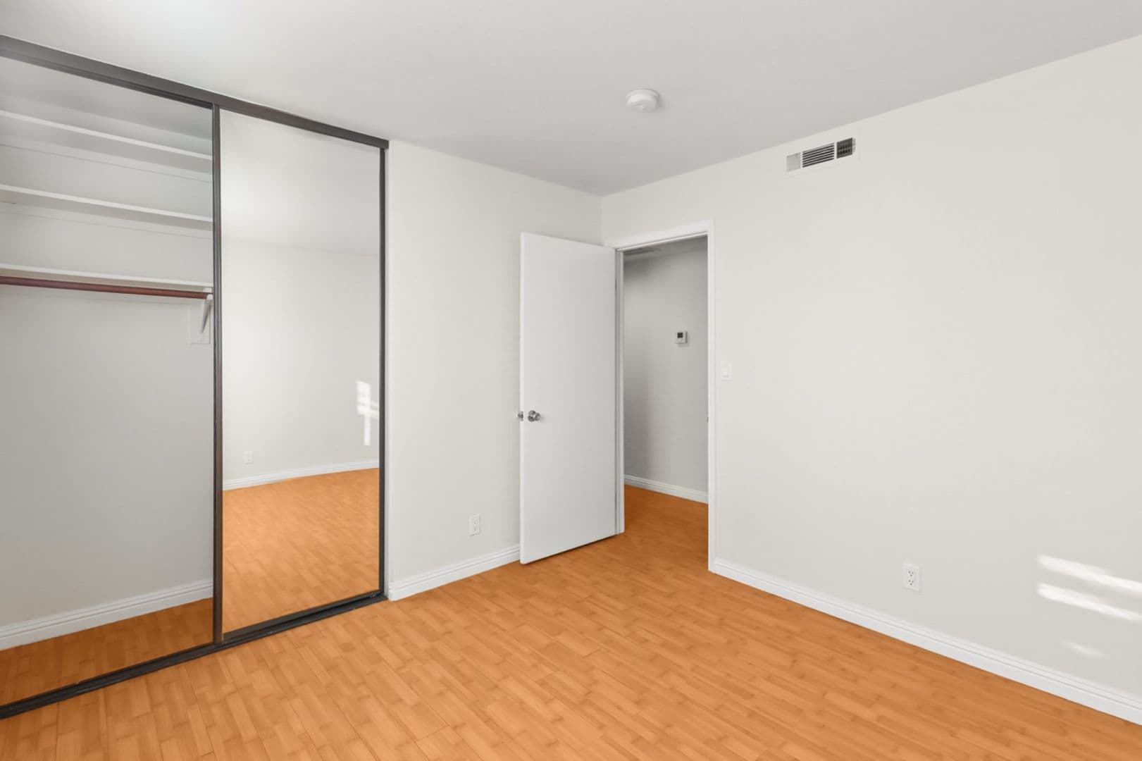 Los Angeles Apartment: 10727 - 31 Lawler St