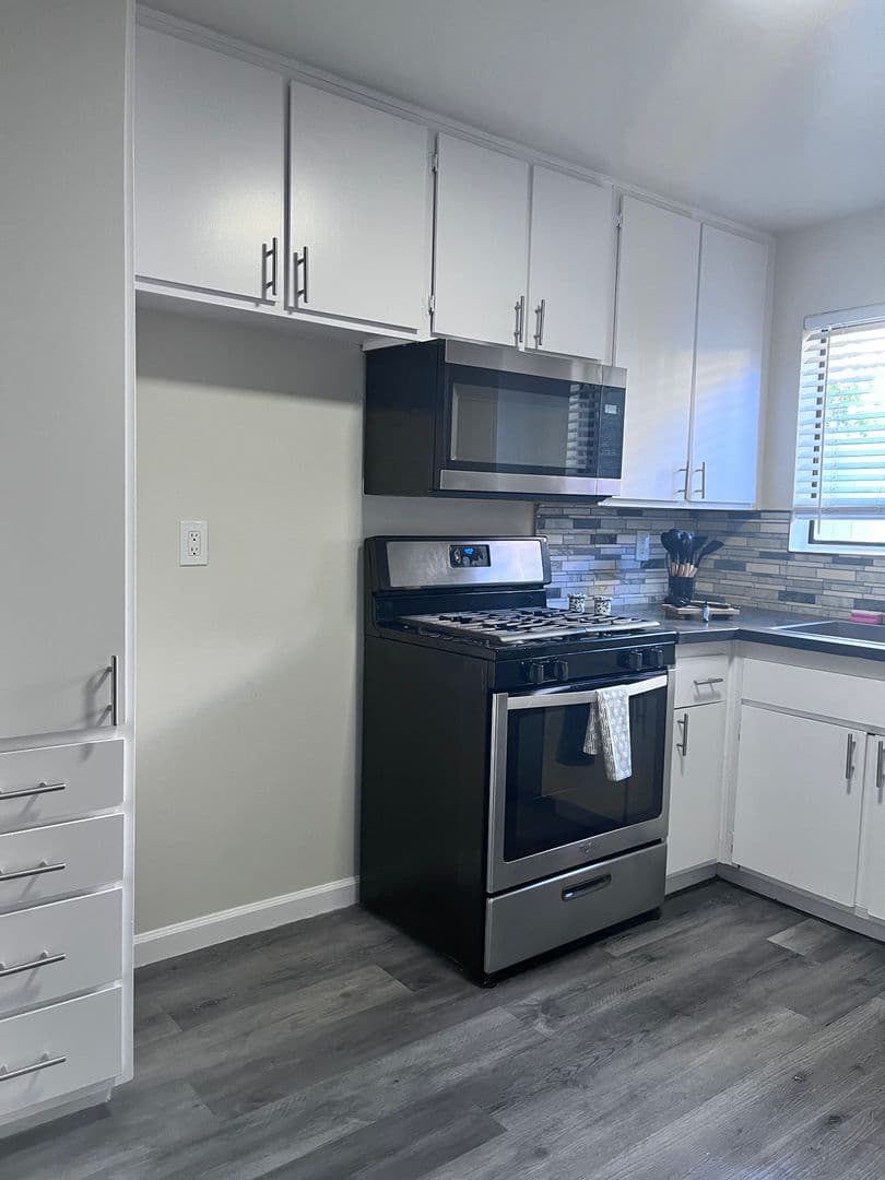 Sunland Apartment: 8608 Foothill Blvd