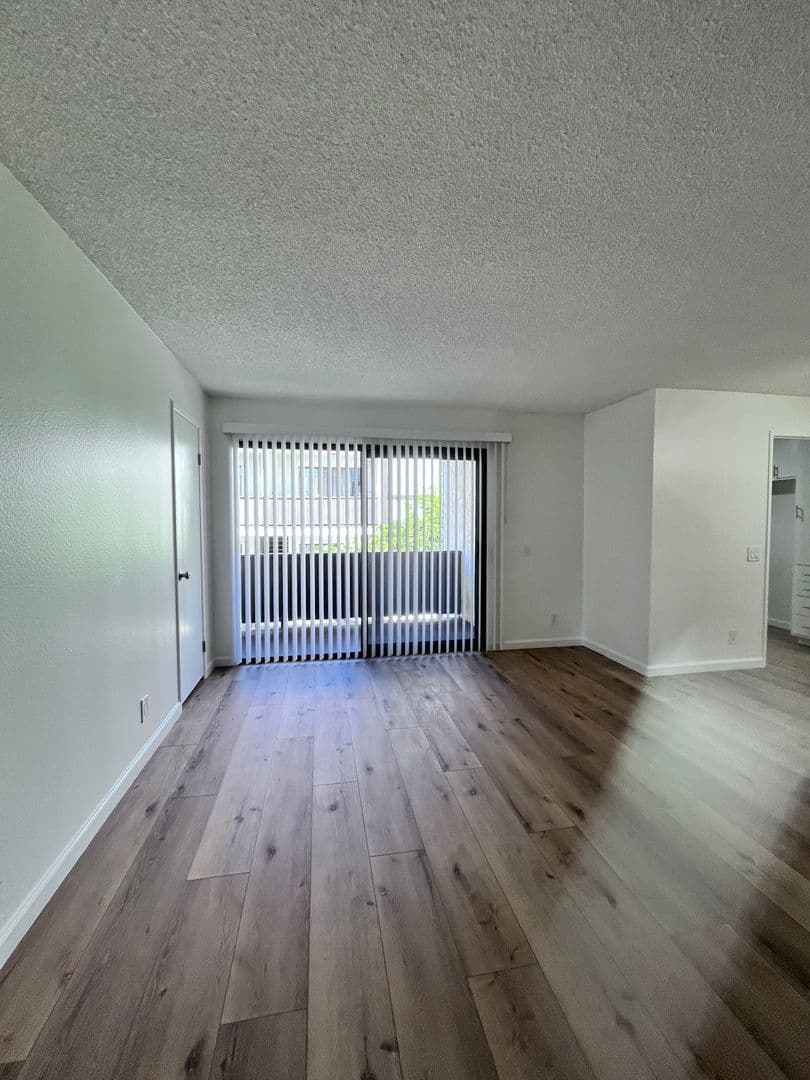 Sunland Apartment: 8608 Foothill Blvd