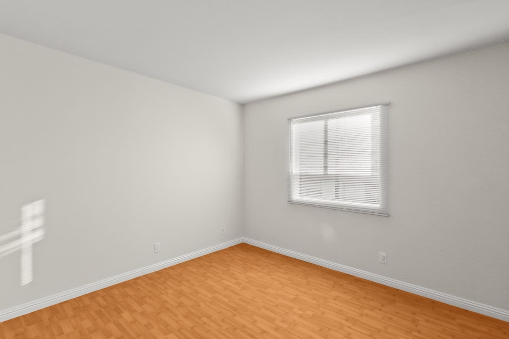 Los Angeles Apartment: 10727 - 31 Lawler St