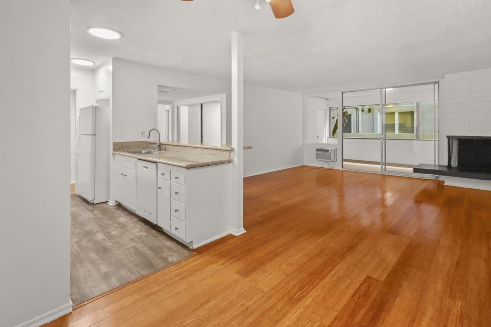 Los Angeles Apartment: 11946 Montana Ave