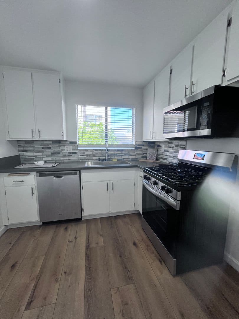 Sunland Apartment: 8608 Foothill Blvd