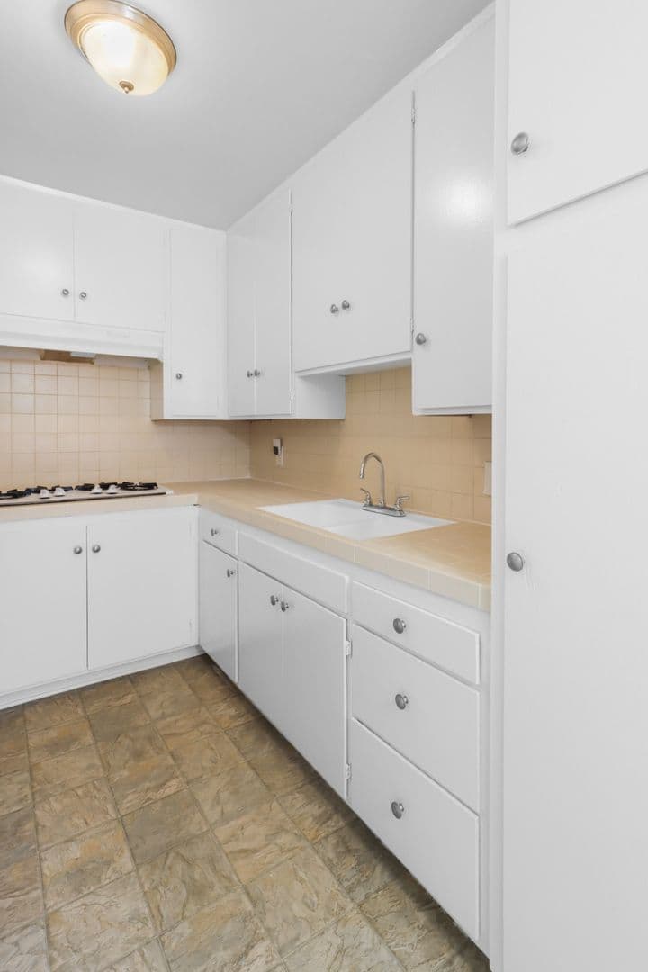Los Angeles Apartment: 3709 Midvale Ave