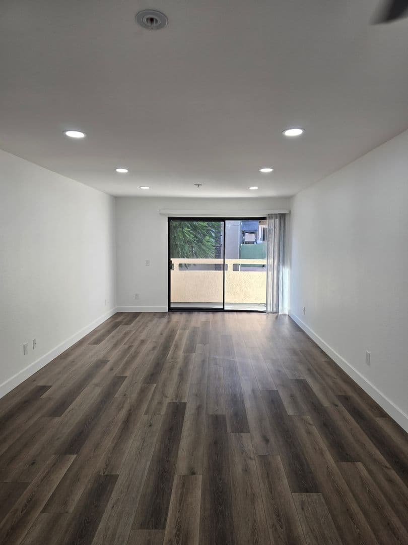Panorama City Apartment: 9429 Van Nuys Blvd
