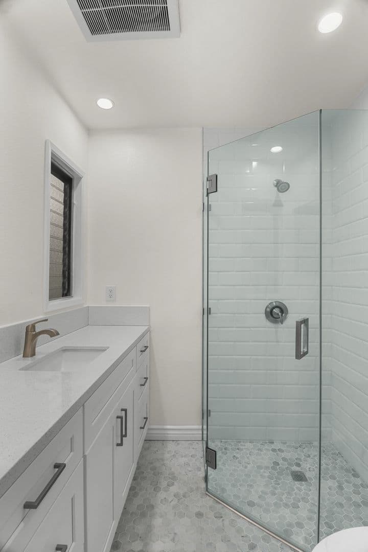 Los Angeles Apartment: 11711 Goshen Ave.