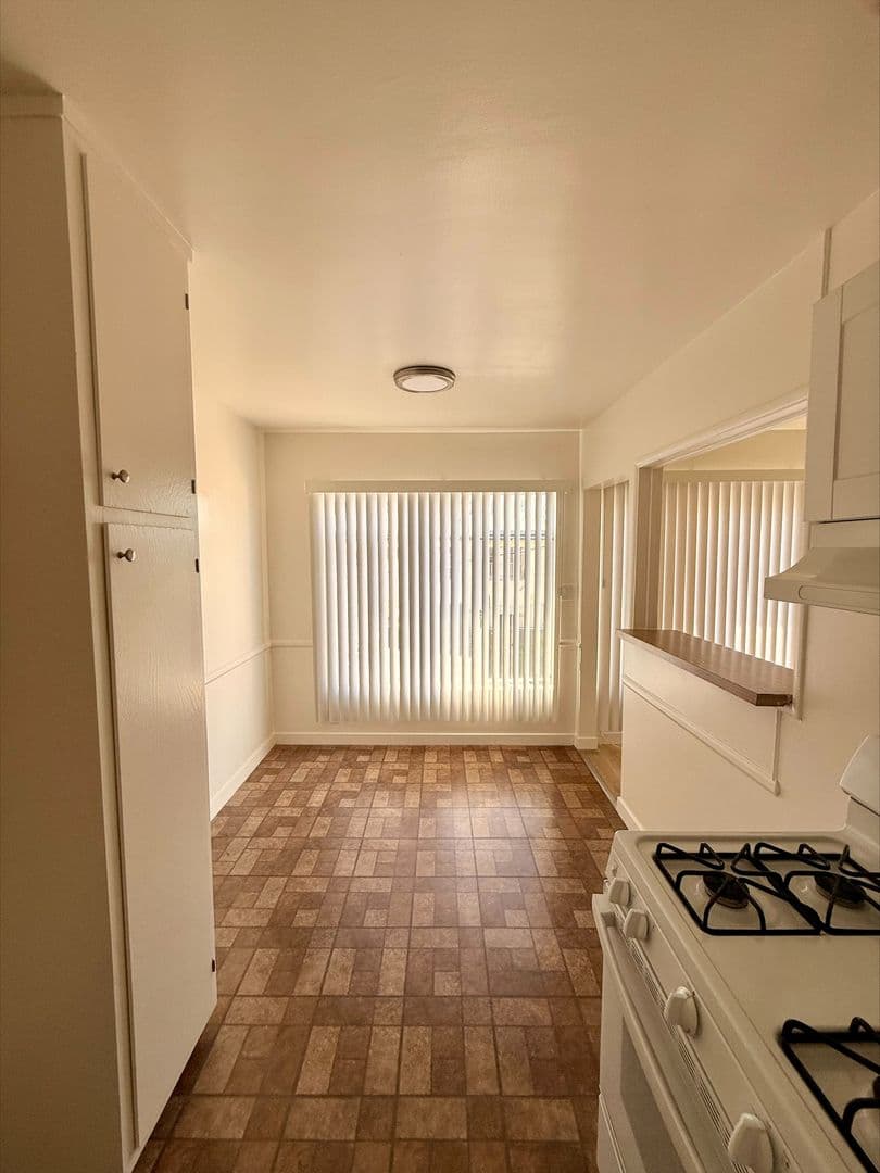 Los Angeles Apartment: 139 & 143 N. Mariposa Ave.