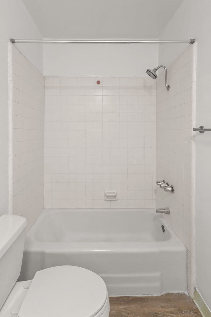 Los Angeles Apartment: 11946 Montana Ave