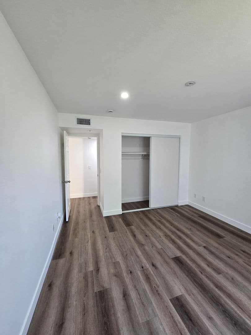 Panorama City Apartment: 9429 Van Nuys Blvd