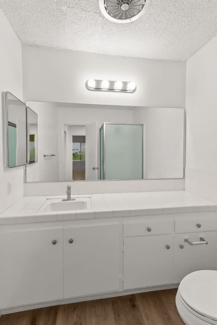 Los Angeles Apartment: 11946 Montana Ave