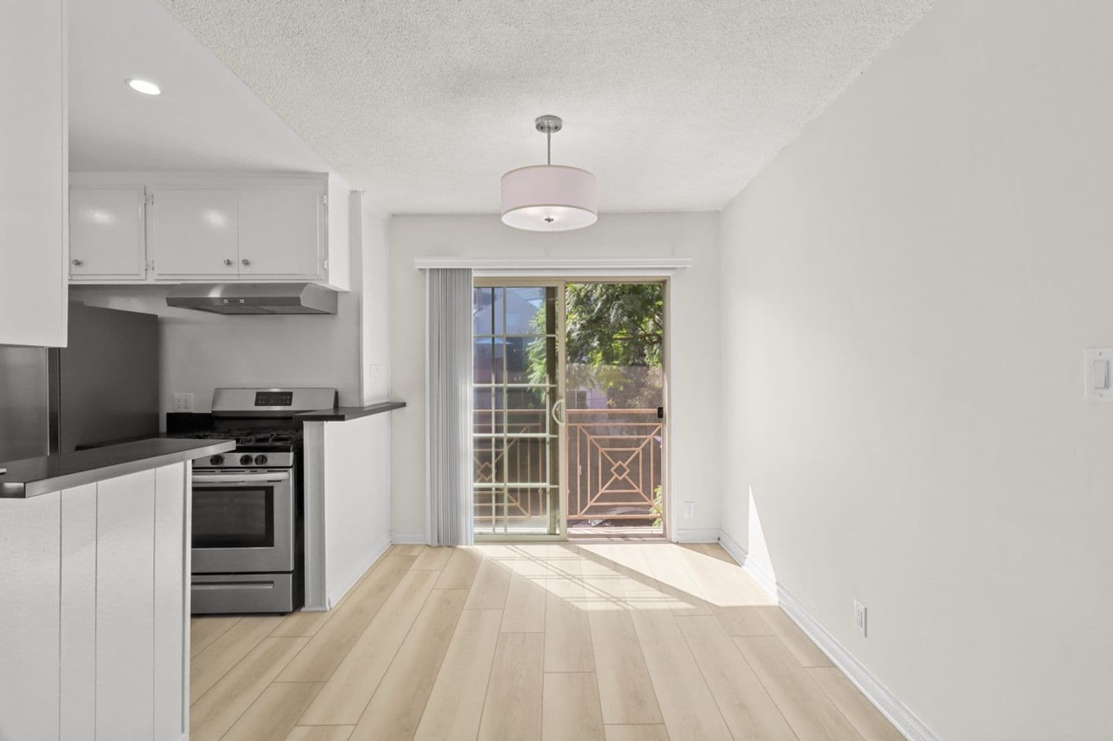 Los Angeles Apartment: 1226 McClellan Drive