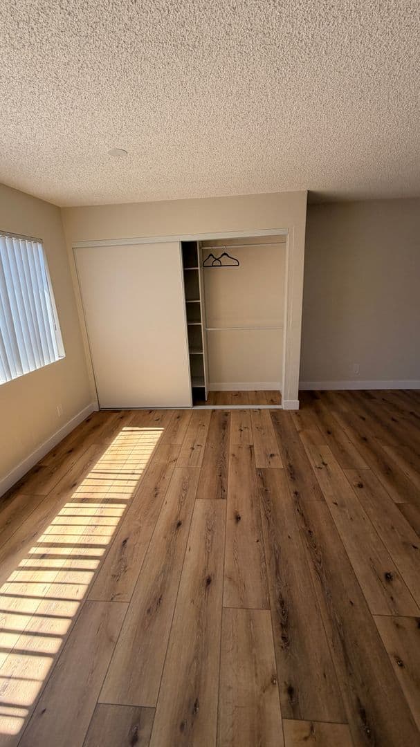 Sunland Apartment: 8608 Foothill Blvd